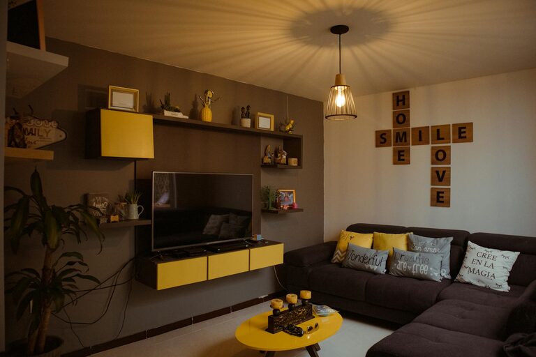 How to Create a Cozy and Inviting Living Room in Any Home